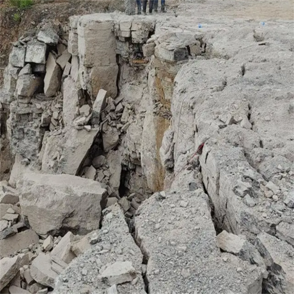新疆鐵門關(guān)山體平整氣體爆破一次性爆破管