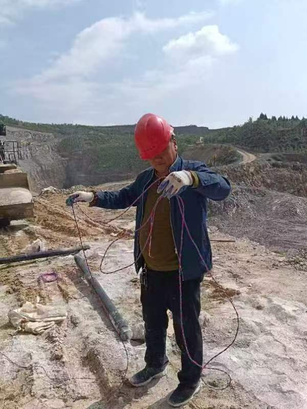 城口二氧化碳爆破玉石開采礦山巖石開采設(shè)備