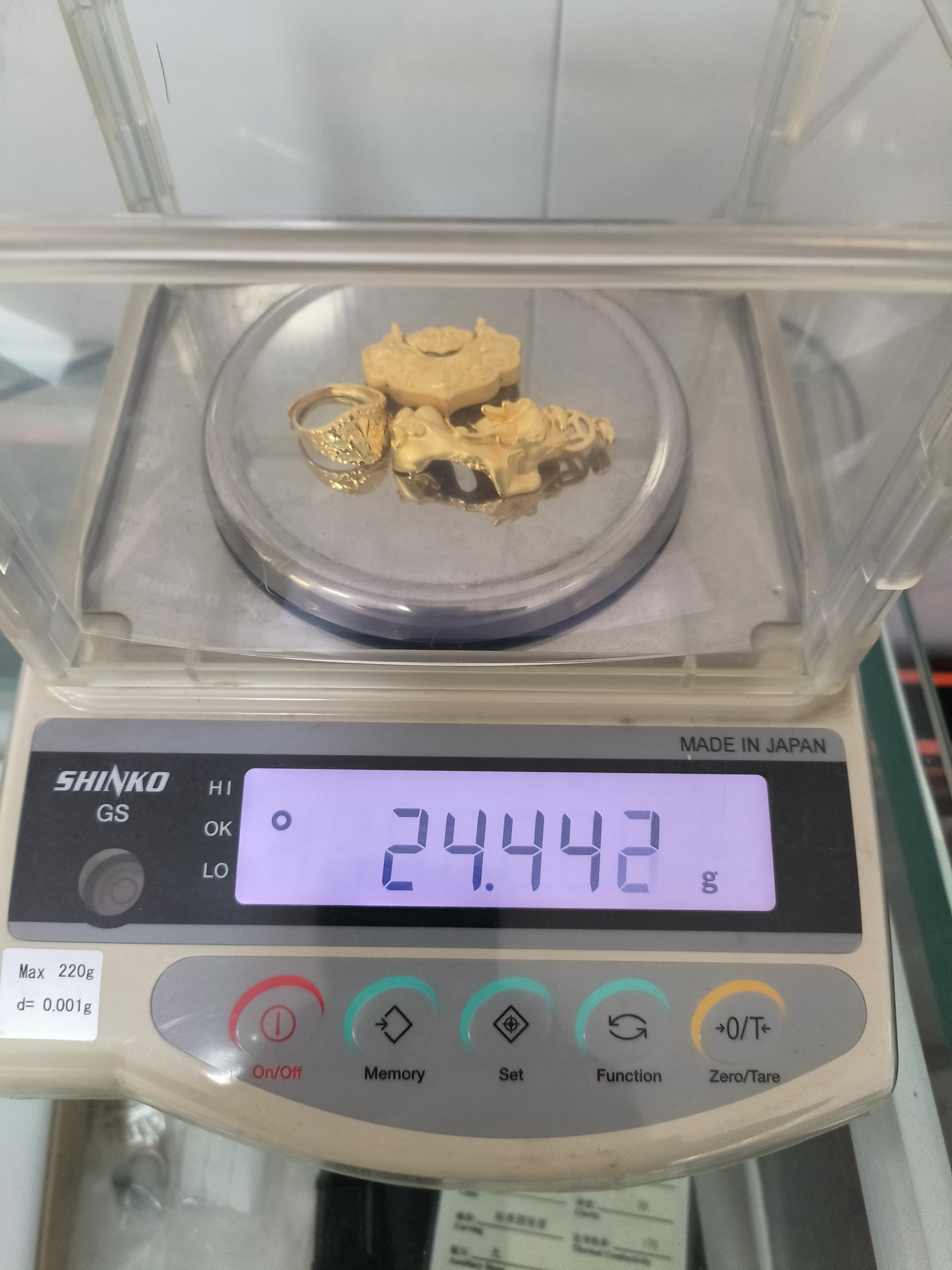 舊首飾變現(xiàn)要看秤準不準-天津舊黃金回收-周六福金黃金回收