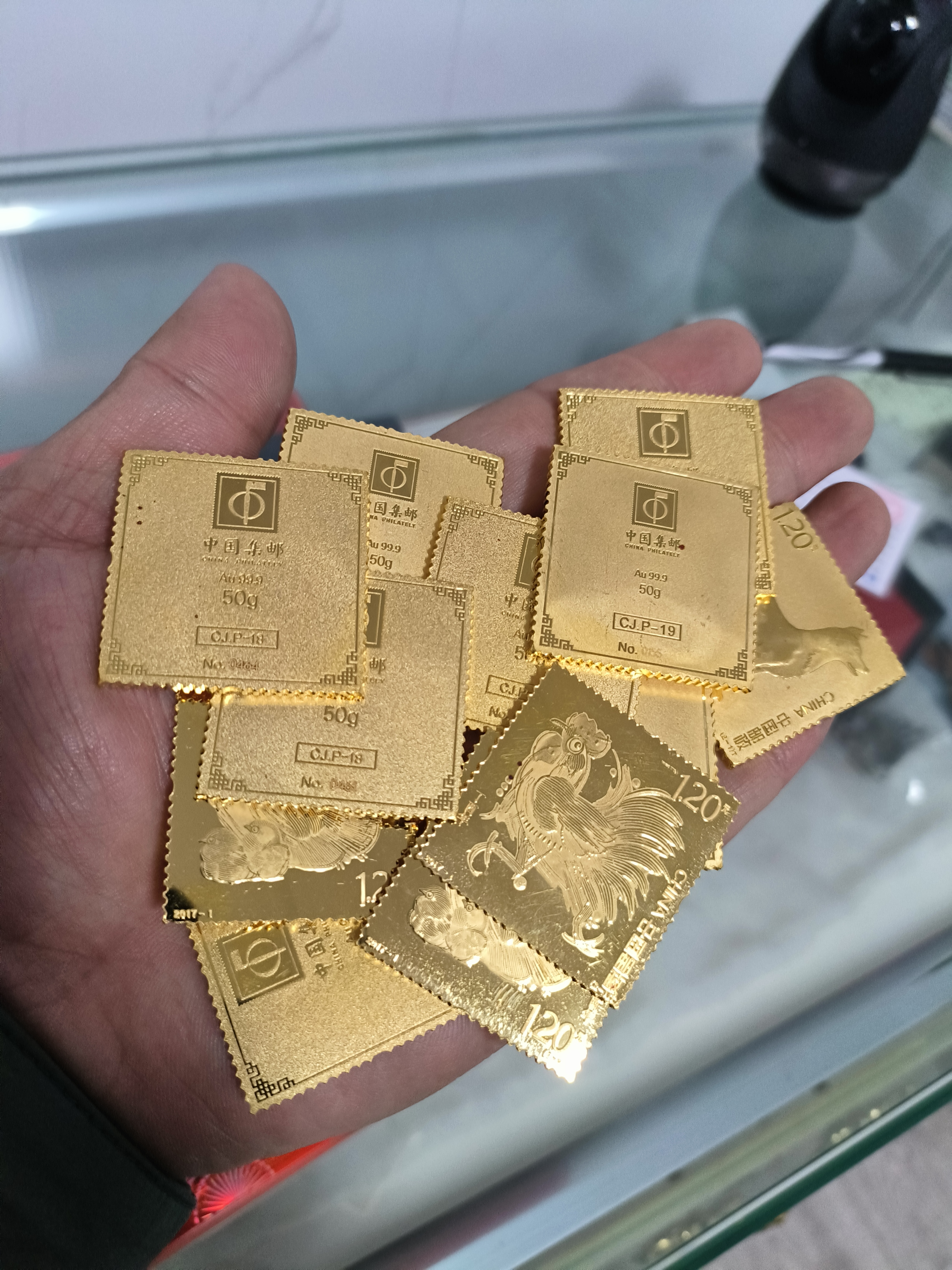 舊首飾變現(xiàn)要看秤準不準-天津舊黃金回收-周六福金黃金回收