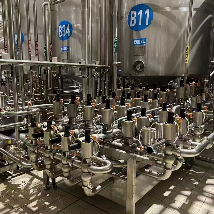 云浮羅定飲料廠舊設備回收-不銹鋼儲蓄罐回收
