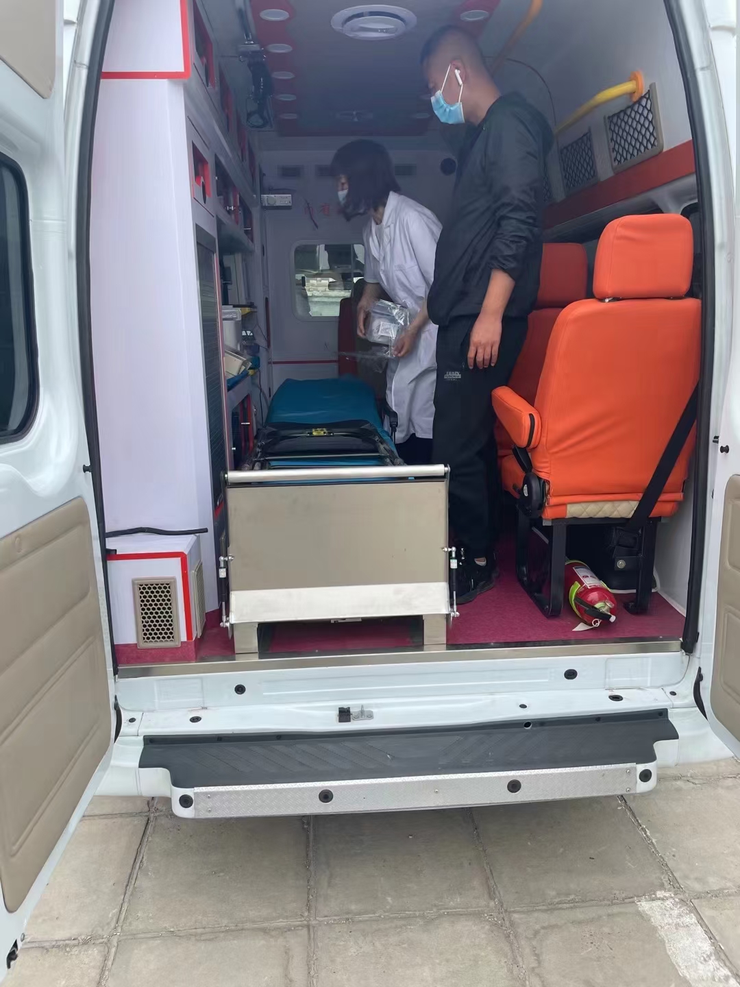 重慶潤興擔架車接送病人病人出院轉院接送服務快速派車送達