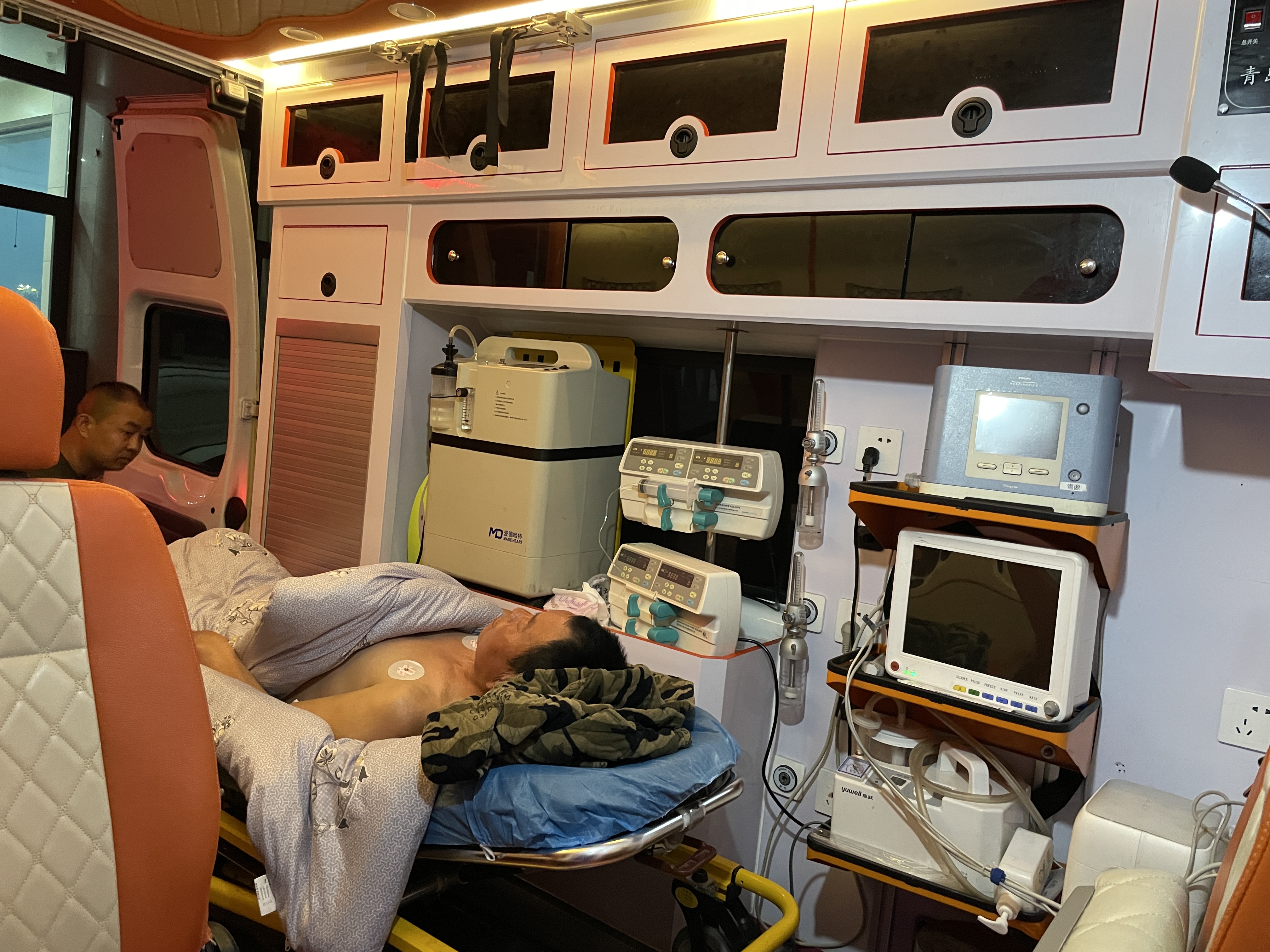 唐山潤興本地救護車出租公司高鐵轉運病人服務快速到達現場接送