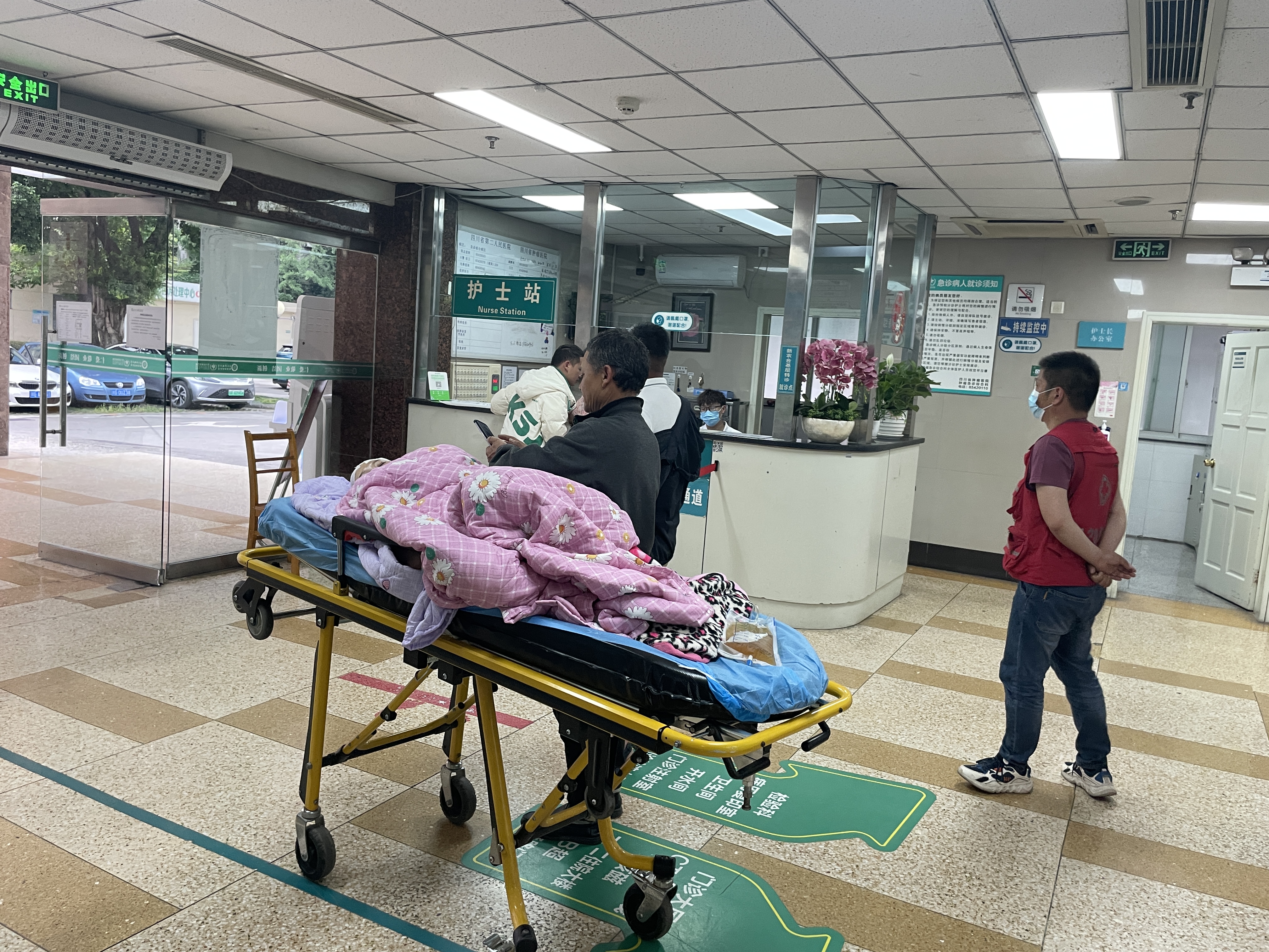 上海潤(rùn)興長(zhǎng)途救護(hù)車轉(zhuǎn)院重癥病人轉(zhuǎn)運(yùn)服務(wù)快速抵達(dá)現(xiàn)場(chǎng)