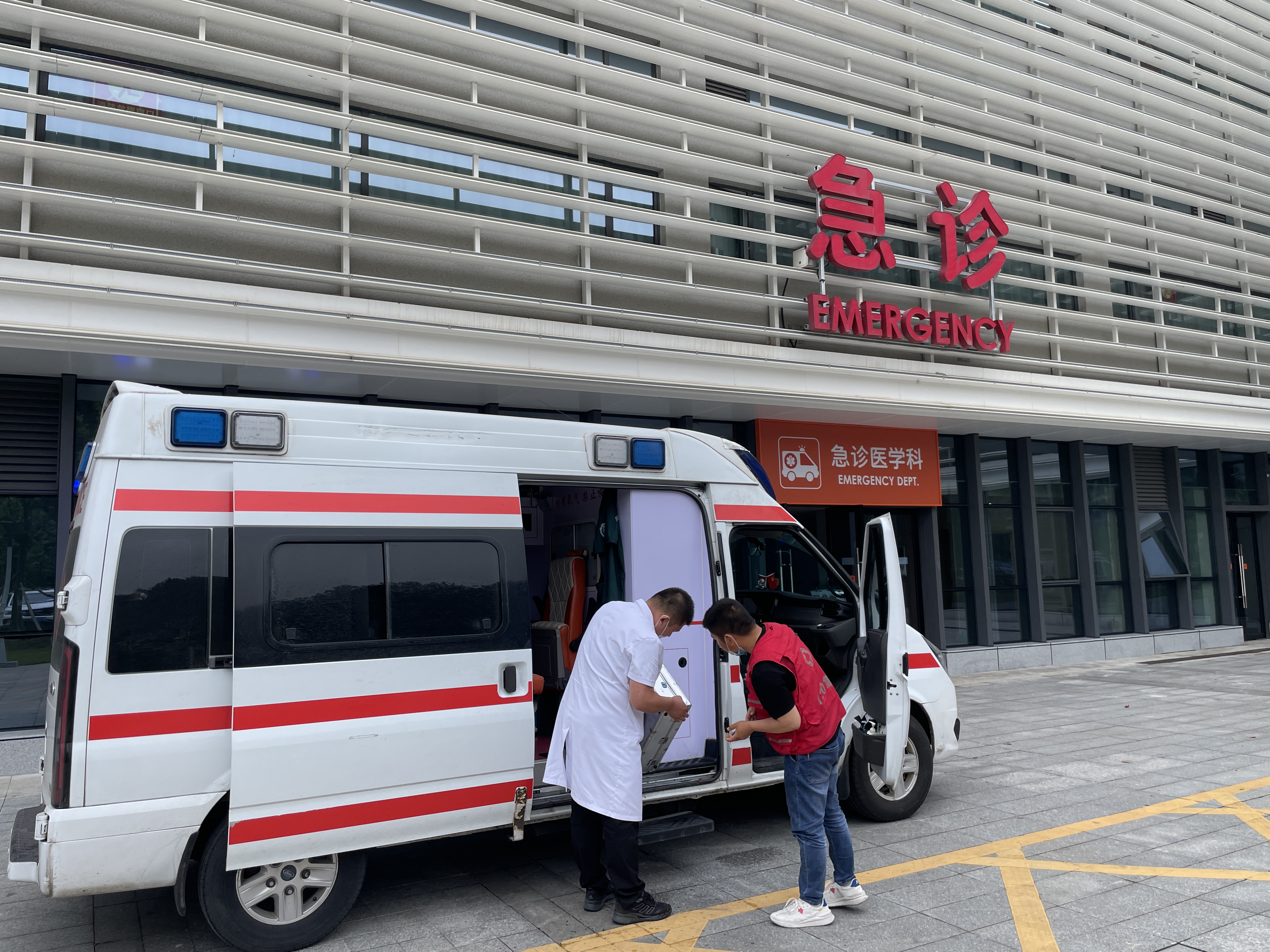 重慶潤(rùn)興救護(hù)車(chē)跨省出租租賃重癥病人轉(zhuǎn)運(yùn)服務(wù)服務(wù)平臺(tái)