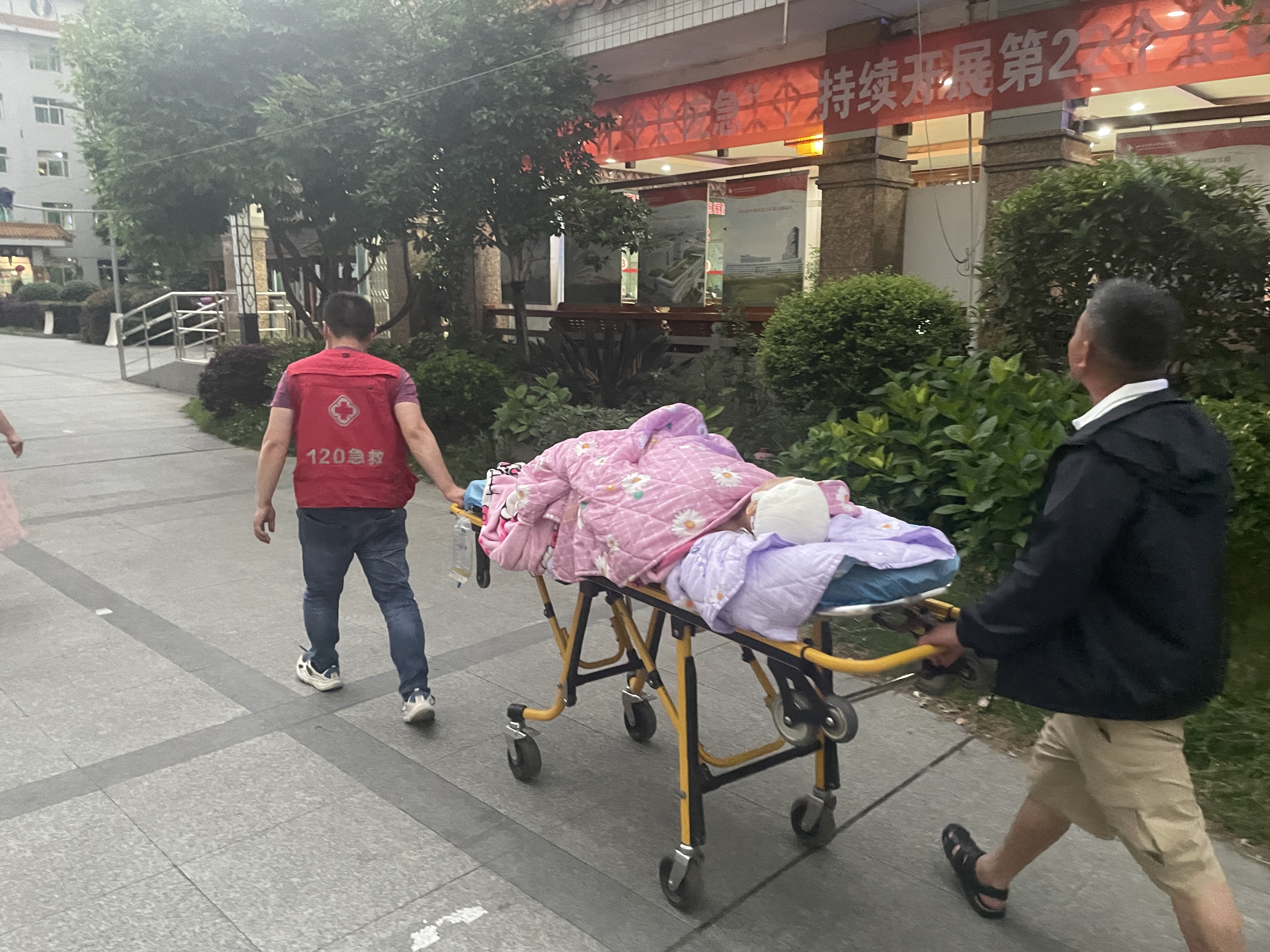嘉興潤(rùn)興民營(yíng)救護(hù)車出租120市區(qū)出院轉(zhuǎn)運(yùn)護(hù)送患者回家