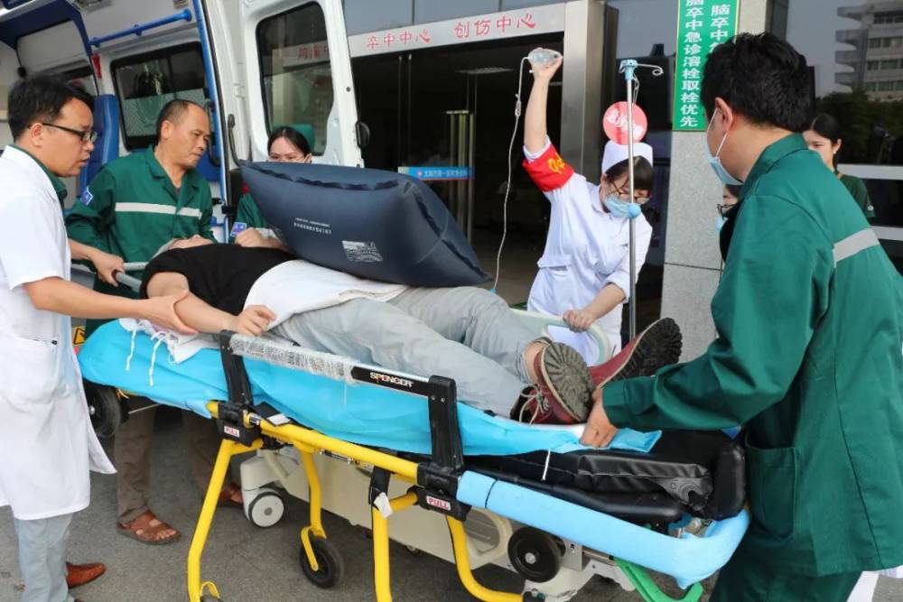 青島120轉(zhuǎn)運車,救護車出租,車輛手續(xù)完善可靠