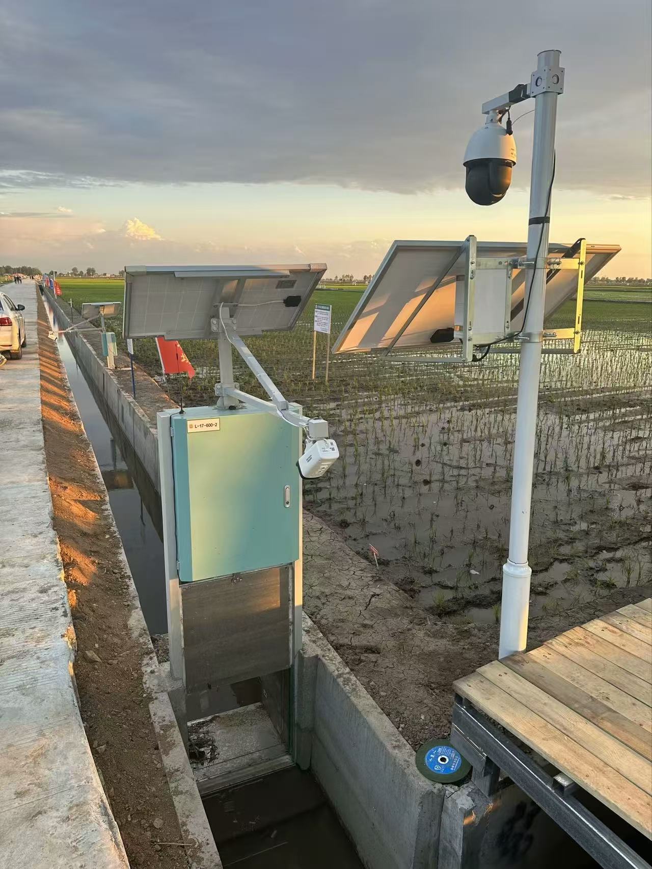 長春一體化太陽能閘門