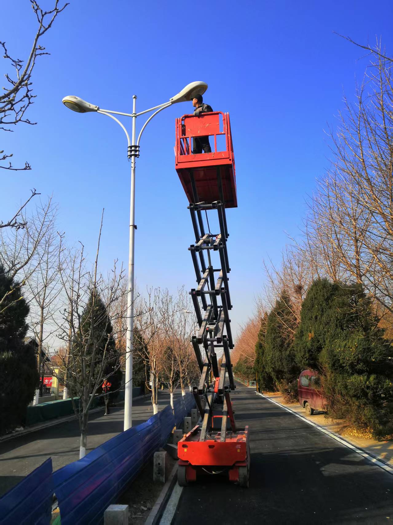 北京懷柔小型升降平臺出租-20米直臂升降機出租-價格低