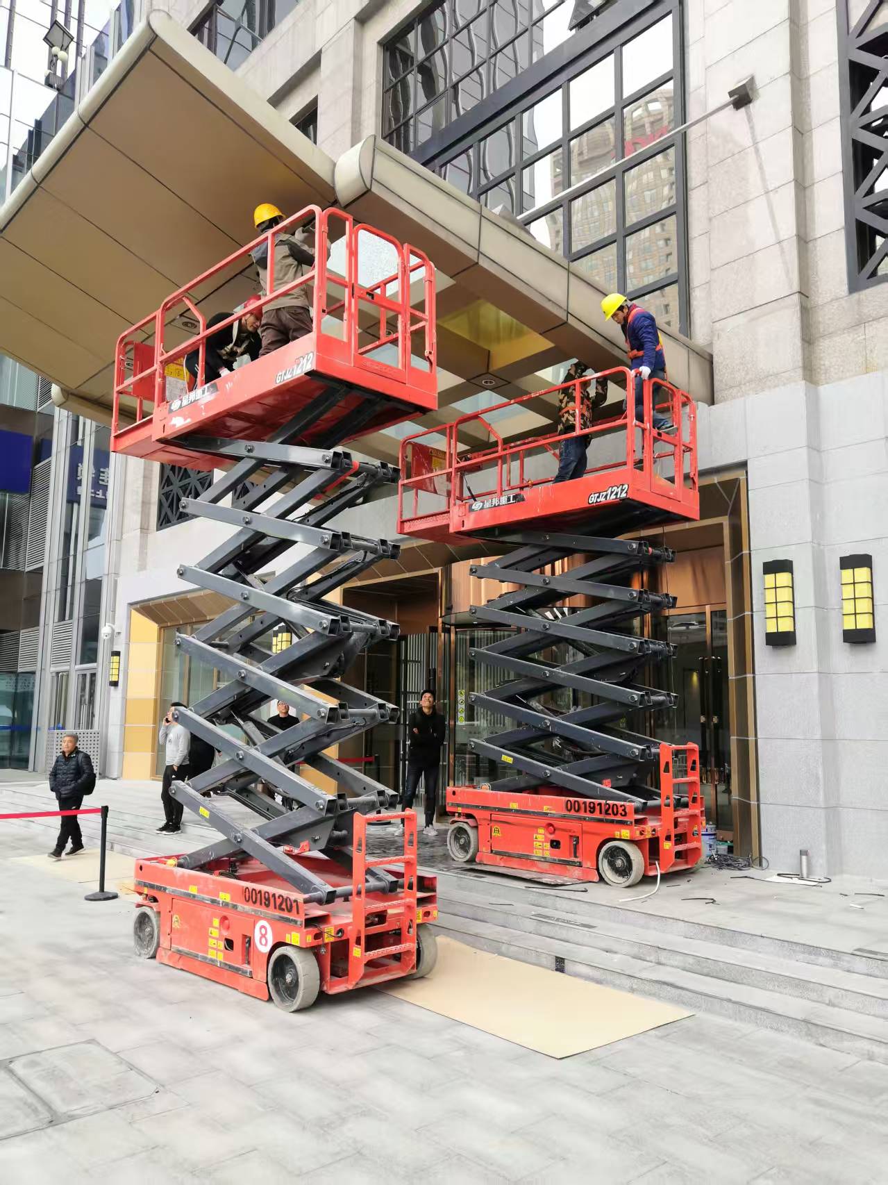 北京旭日揚(yáng)帆平谷6米剪叉升降車出租-履帶式剪叉升降機(jī)出租-服務(wù)