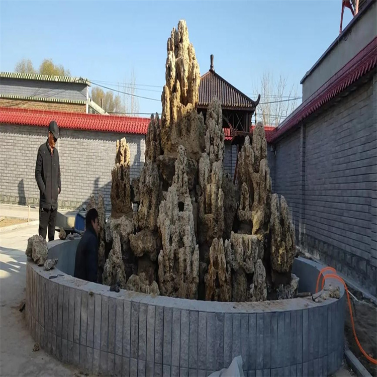 北京延慶塑石假山施工 學(xué)校假山現(xiàn)場施工