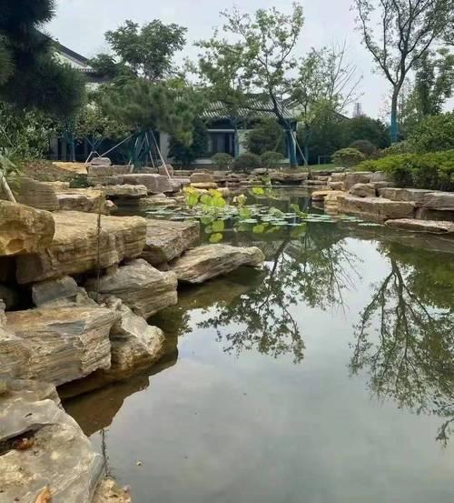 北京延慶水泥假山公司 學(xué)校假山現(xiàn)場(chǎng)施工
