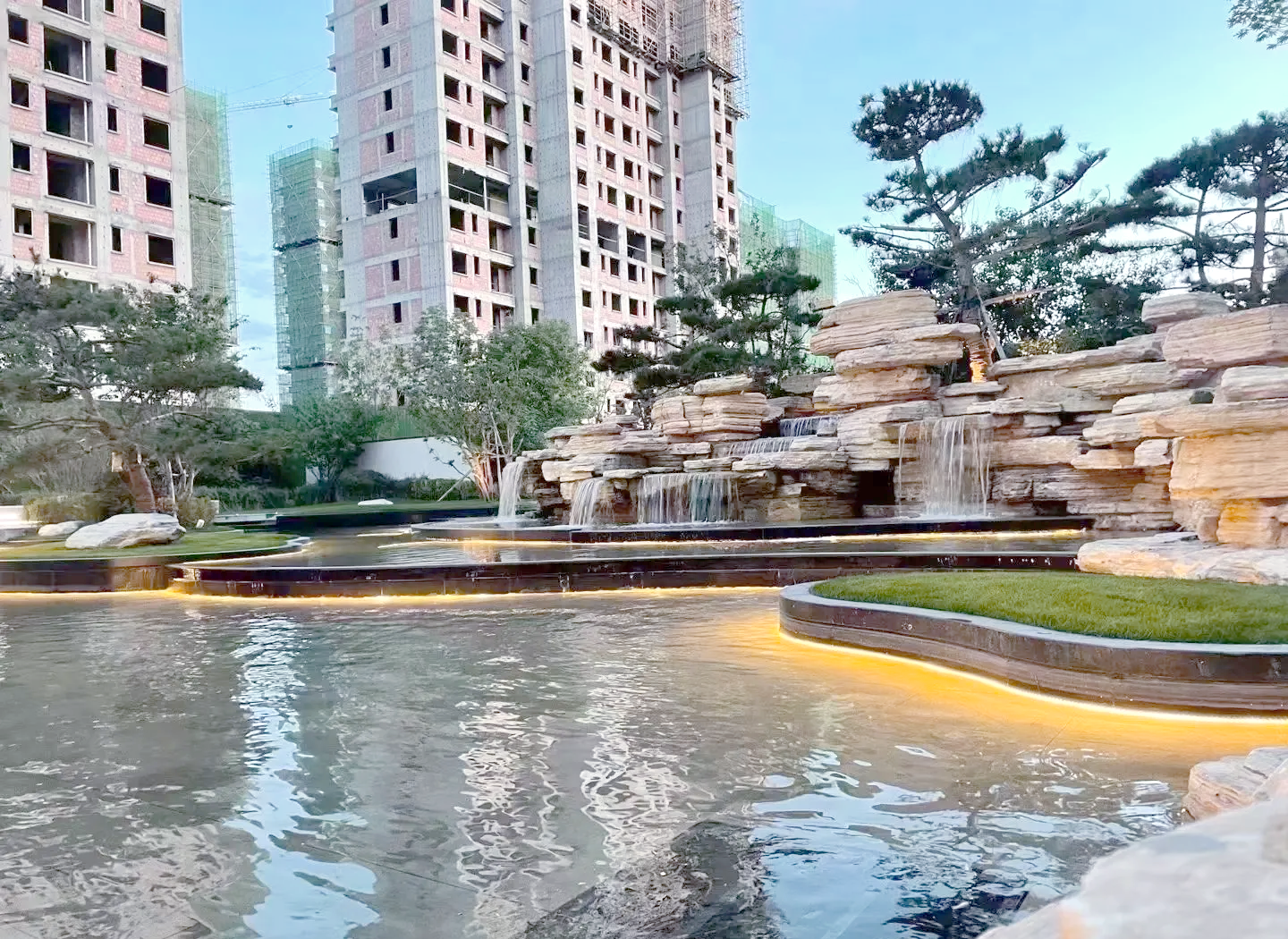 天津紅橋斧劈石假山安裝 大型園林假山制作
