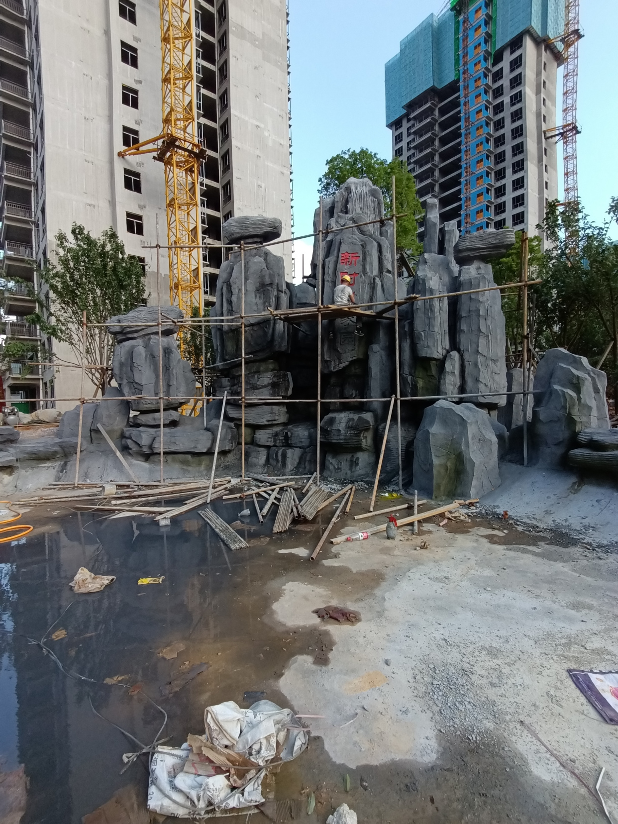 內蒙古錫林郭勒盟千層石假山制作 公園假山造景