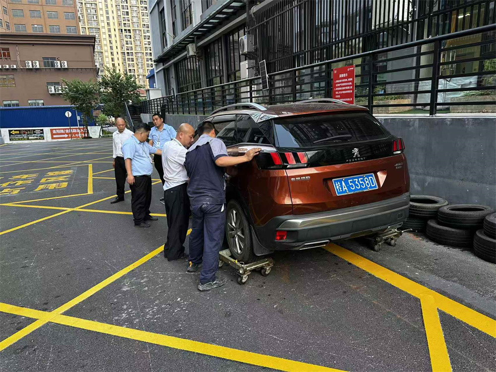 南寧馬山小區(qū)消防通道地面劃線
