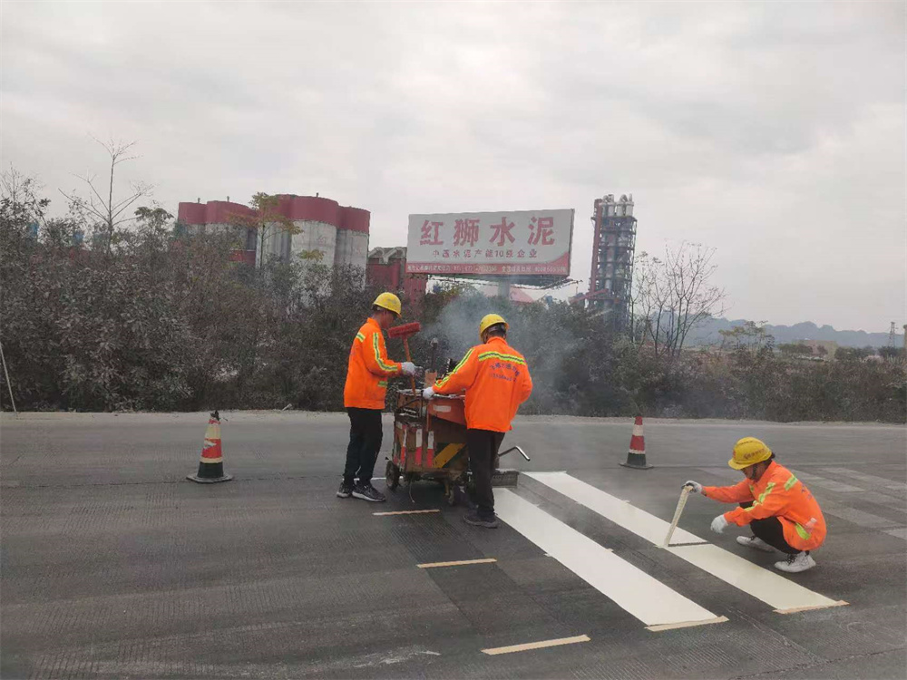 來賓合山高速路熱熔劃線