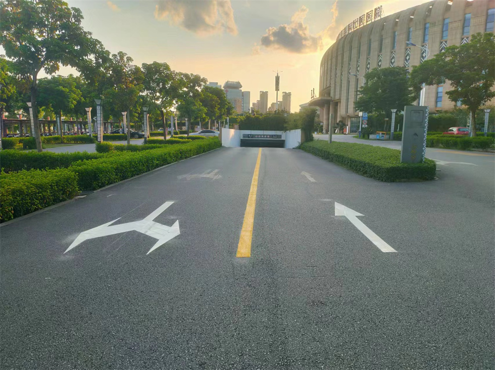 玉林興業(yè)高速路熱熔地面劃線